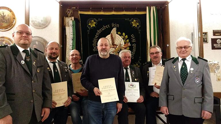 Gauschützenmeister Siegfried Weinig (rechts) und Schützenmeister Florian Inderwies (links) ehrten (von links) Bernd Hartmann, Heinz Wolf, Friedrich Mulfinger, Hans Wolf und Robert Lindner für langjährige Mitgliedschaft im Bayerischen und Deutschen Sportschützenbund.