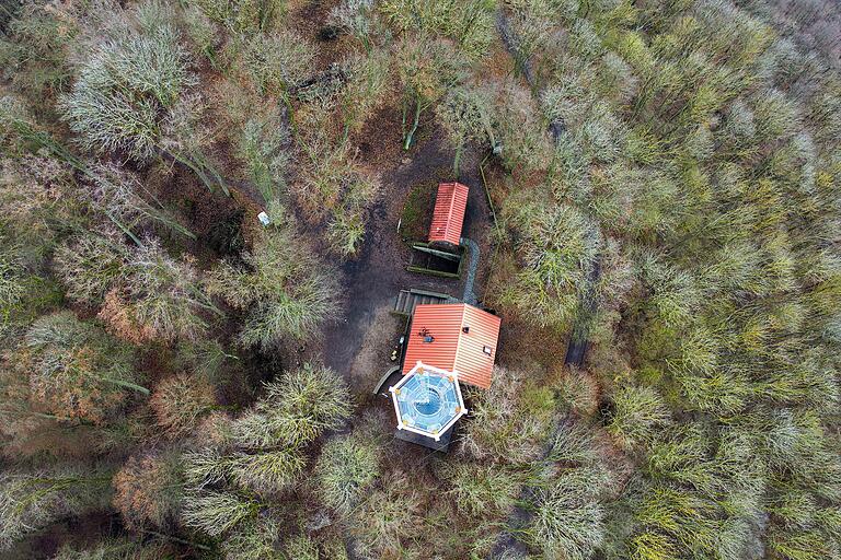 Eingebettet im Wald auf der zweithöchsten Erhebung im Landkreis Schweinfurt: Der Aussichtsturm am Zabelstein.