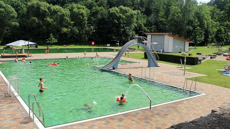 Badespaß im Ebracher Schwimmbad.