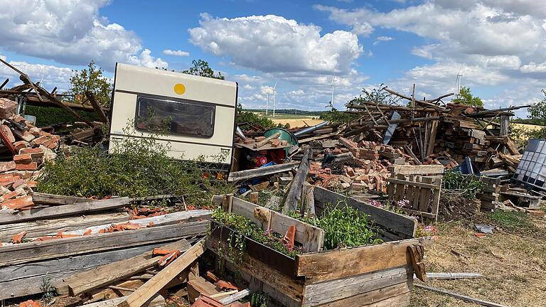 Drei Sturmböen in nur vier Minuten haben genügt, um im Karlstadter Stadtteil Heßlar große Schäden anzurichten. Eine Feldscheune am östlichen Ortsrand wurde völlig zerstört, Wohnwagen und Traktor darin begraben.