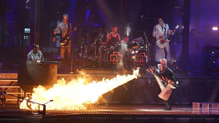 Rammstein - Konzert.jpeg       -  Rammstein-Frontsänger Till Lindemann (rechts) feuert auf der Bühne mit einem Flammenwerfer.