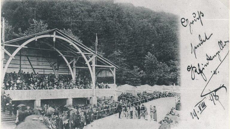 Radsport-Historie Bad Kissingen       -  Dieser Gruß von 1899 beweist, welche Zuschauer-Massen seinerzeit zur von Ludwig Huber betriebenen Rennbahn pilgerten.