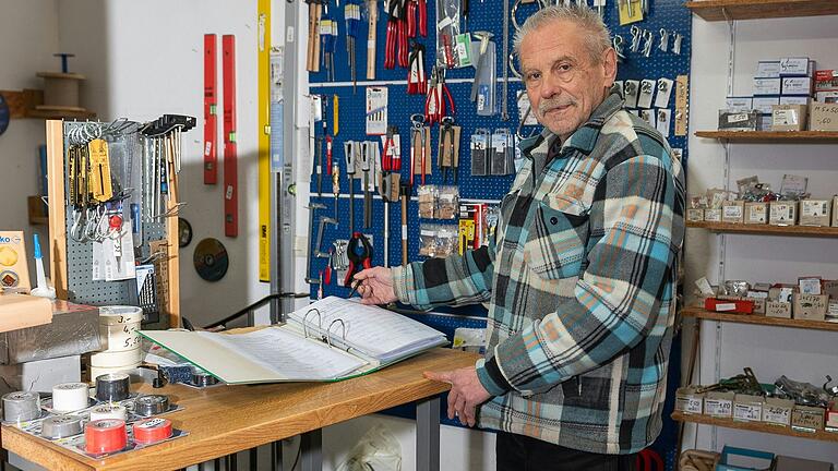 Der Schrauben Sepp geht in Rente. Ab Anfang 2025 werden zwei Nachfolger im Laden stehen.