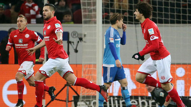 FSV Mainz 05 - Hamburger SV       -  Der Mainzer Danny Latza (M.) drehte mit seinen drei Toren das Spiel gegen den HSV. Foto: Thomas Frey