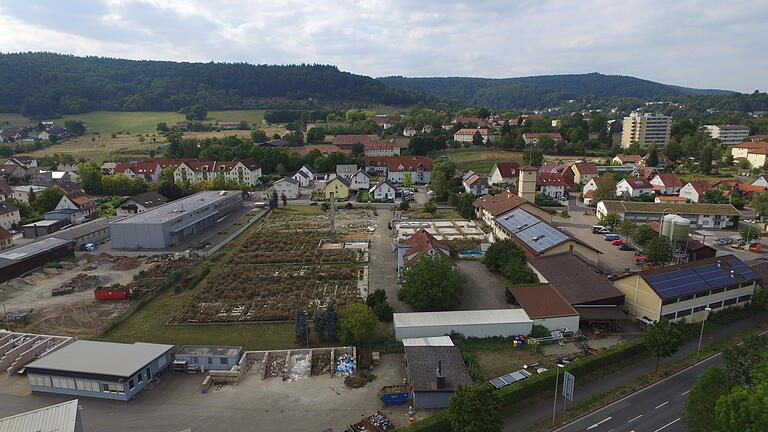 Links die Stadtwerke, rechts die Feuerwache und der Bauhof, dazwischen die ehemalige Gärtnerei Hutzel: Dieses gut einen Hektar große Areal steht nach wie vor zum Verkauf. Links die Stadtwerke, rechts die Feuerwache und der Bauhof, dazwischen die ehemalige Gärtnerei Hutzel: Dieses gut einen Hektar große Areal steht nach wie vor zum Verkauf.