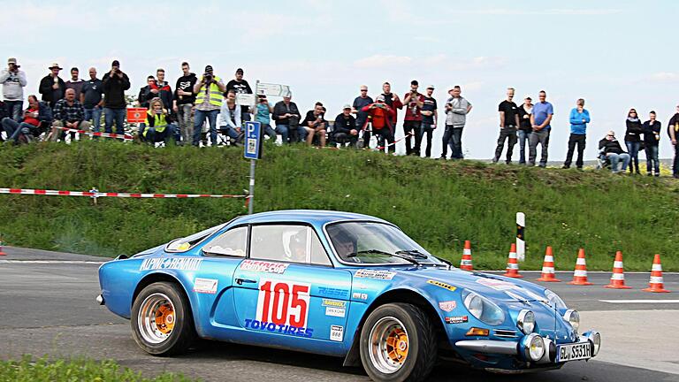 Der Motorsport lebt, wie die meisten anderen Sportarten auch, von und mit Zuschauern. Szenen wie diese - entstanden an der Kreuzkapelle bei Sulzthal - sind aktuell wegen der gebotenen Mindestabstände allerdings nicht denkbar. Foto: Karlheinz Franz       -  Der Motorsport lebt, wie die meisten anderen Sportarten auch, von und mit Zuschauern. Szenen wie diese - entstanden an der Kreuzkapelle bei Sulzthal - sind aktuell wegen der gebotenen Mindestabstände allerdings nicht denkbar. Foto: Karlheinz Franz