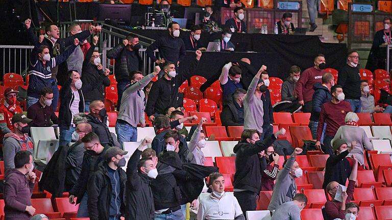 „Wir sind Bayern – und ihr nicht“: Die Fans des deutschen Rekordmeisters machten ihrem Ärger über die Vorgehensweise der Vereinsführung Luft. Die Geschäftsbeziehungen mit dem Emirat Katar und der Umgang des Vorstands mit dem Unmut der Anhänger hatten die Lage zum Eskalieren gebracht.