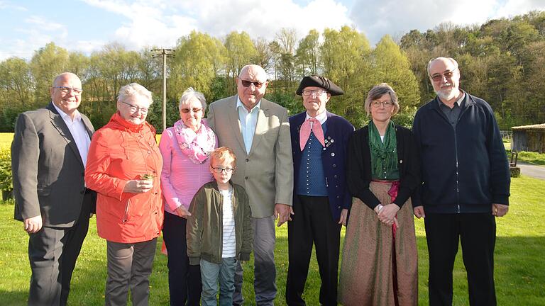 Die Glückwünsche zu ihrer Diamantenen Hochzeit nahmen Hildegard und Gerhard Pfeuffer von Bürgermeister Achim Müller, von der Pfarrgemeinde und von den Freunden fränkischen Brauchtums aus Urspringen entgegen. Die Glückwünsche zu ihrer Diamantenen Hochzeit nahmen Hildegard und Gerhard Pfeuffer von Bürgermeister Achim Müller, von der Pfarrgemeinde und von den Freunden fränkischen Brauchtums aus Urspringen entgegen.