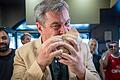 Söder lädt zum Döner-Essen       -  Der Ministerpräsident lud Instagram-Follower zum gemeinsamen Döner-Mahl ein.