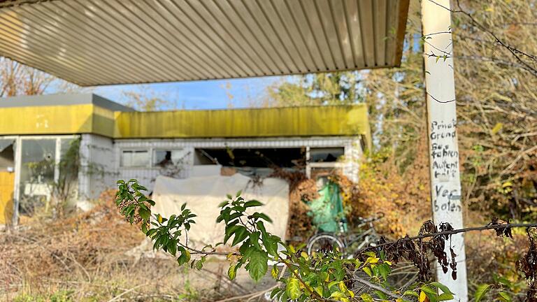 Die verlassene Tankstelle in Bad Neustadt bietet einem obdachlosen Mann Unterschlupf. Lange hat er gezögert, seine Geschichte öffentlich zu machen. Die verlassene Tankstelle in Bad Neustadt bietet einem obdachlosen Mann Unterschlupf. Lange hat er gezögert, seine Geschichte öffentlich zu machen. 