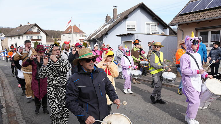 Partystimmung herrschte am Dienstag beim Faschingszug durch die Grunddörfer.