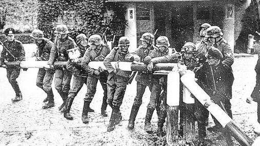 Einmarsch in Polen: Deutsche Soldaten reißen am 1. September 1939 einen Schlagbaum an der deutsch-polnischen Grenze nieder.