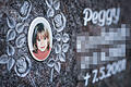Einen Gedenkstein mit Peggys Porträt gibt es auf dem Friedhof in Nordhalben.