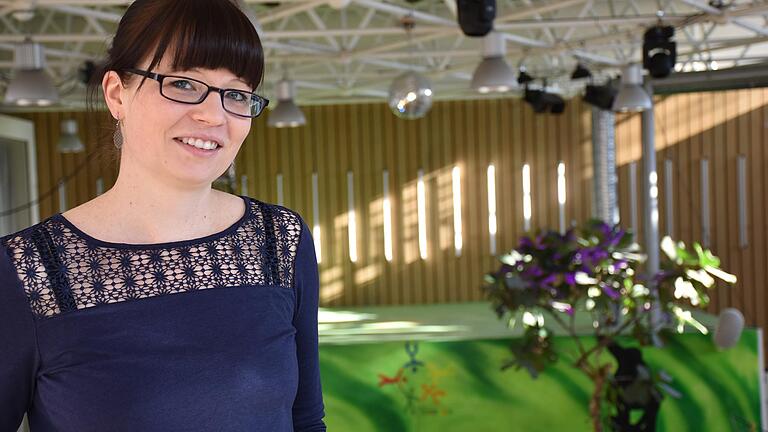Buntes Programm im Haus mit den Fünf-Ecken. Seit 2013 hat Sozialpädagogin Marie Lauer die Leitung inne. Buntes Programm im Haus mit den Fünf-Ecken. Seit 2013 hat Sozialpädagogin Marie Lauer die Leitung inne.