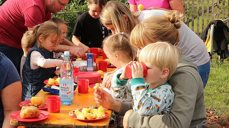 Verdientes Essen: Wer hart auf dem Acker geschuftet hat, hat ordentlich Hunger und Durst.