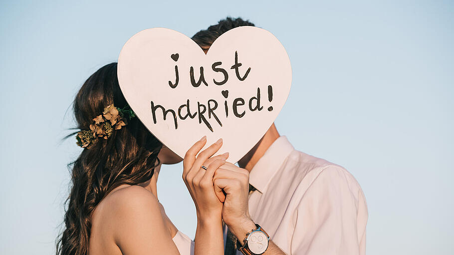Hochzeitspaar       -  Eine Modenschau für Boho-und Vintagemode ist das Highlight der Messe.