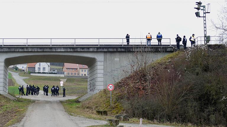Am Freitag war die Polizei personell stark ausgestattet an der Werntalbahn auf der Suche nach Beweisstücken für den Plakate-'Anschlag'. Am Freitag war die Polizei personell stark ausgestattet an der Werntalbahn auf der Suche nach Beweisstücken für den Plakate-'Anschlag'.