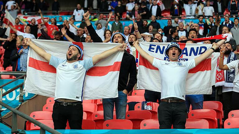 England-Fans feiern den 1:0 Sieg ihrer Mannschaft gegen Tschechien. England-Fans feiern den 1:0 Sieg ihrer Mannschaft gegen Tschechien.