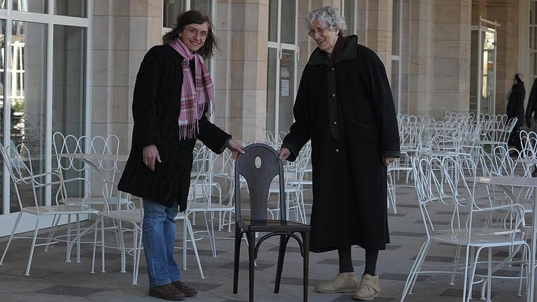 Hilla Schütze (rechts) besaß einen Stuhl aus dem früheren Kurgarten-Café, den sie vor einiger Zeit ans Germanische Nationalmuseum Nürnberg (im Bild Dr. Silvia Glaser) übergab.