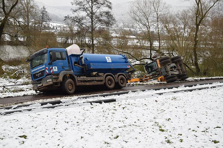 Auf dem Radweg nach Steinbach ist ein Radbagger in die Wiese umgekippt.