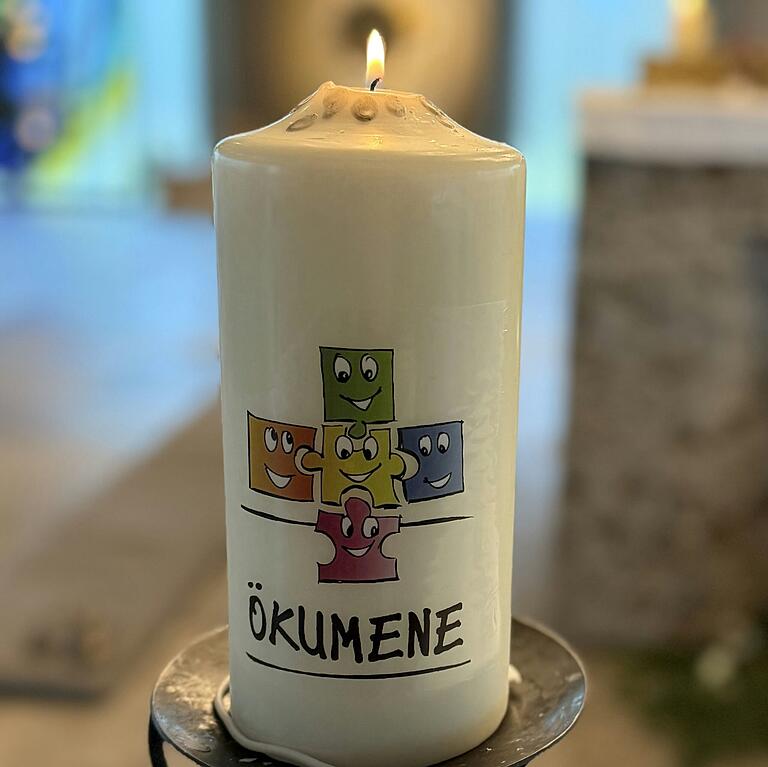Eine Ökumene-Kerze symbolisiert jetzt die Verbundenheit der beiden Reichenberger Kirchengemeinden. Eine Ökumene-Kerze symbolisiert jetzt die Verbundenheit der beiden Reichenberger Kirchengemeinden.