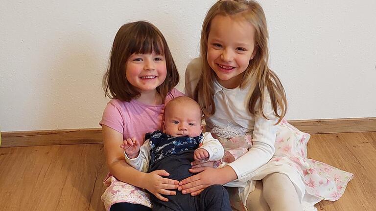 Samuel Frank mit seinen großen Schwestern Raphaela und Sarah. Samuel Frank mit seinen großen Schwestern Raphaela und Sarah.