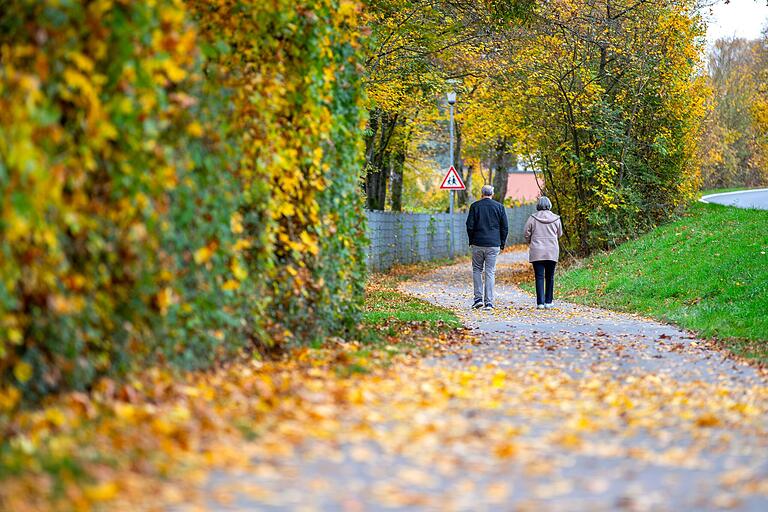 Der November ist durchaus eine Zeit zum Spazierengehen oder Wandern, wenn man sich an die kürzere Tageszeit anpasst und die entsprechende Kleidung anzieht.