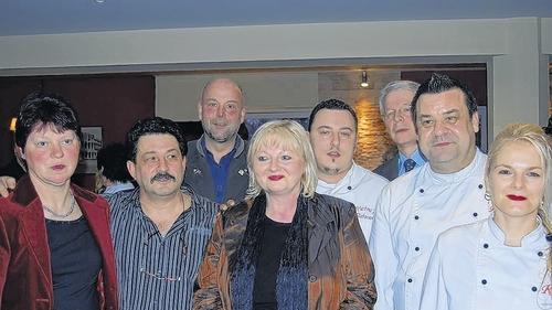 Italienisches Restaurant in Stadthalle - Gerolzhofen (fg) In „Picone's“ italienischem Restaurant können die Gäste seit gestern schlemmen und genießen. Der gebürtige Sizilianer Giovanni Picone, der seit 35 Jahren in der Gastronomie tätig ist, eröffnete nach fast vier Monaten Umbauzeit sein Restaurant in der Stadthalle. Das rundum erneuerte und renovierte Lokal bietet in gehobenem Ambiente sizilianische Küche, Fischspezialitäten, Pizza und Pasta an. Giovanni Picone plant zusätzliche Höhepunkte wie ein Schwertfischfest im Juli und jeden Donnerstag im Sommer frisch gegrillte Fische. Bei schönem Wetter wird auch der Garten bewirtschaftet. Bei größeren Veranstaltungen unterstützt Schwiegersohn Daniel Schütte mit seinem Party-Service „Rossini“ den Restaurantbetrieb. An Wochentagen ist das Lokal von 11.30 Uhr bis 14 Uhr und 17.30 Uhr bis 23 Uhr geöffnet, samstags von 15 Uhr bis 23 Uhr und sonntags von 11 Uhr bis 14.30 Uhr und 17 Uhr bis 23 Uhr. Montags ist Ruhetag. Bürgermeisterin Irmgard Krammer wünschte den Wirtsleuten viele Gäste in dem „wunderschönen, rundum gelungenen“ Restaurant. Giovanni Picone bedankte sich bei der Bürgermeisterin und der Stadt für das Zustandekommen des Pachtvertrages und die gute Zusammenarbeit schon während der Umbauphase. Im Bild von links: Bürgermeisterin Irmgard Krammer, Inhaber Giovanni Picone, Friedrich Düll, Inhaber der Brauerei Düll in Krautheim, Doris Picone, Koch Nino Weiß, Daniel Schütte mit Ehefrau Francis und Johannes Kram, Geschäftsführer der Brauerei Düll. Italienisches Restaurant in Stadthalle - Gerolzhofen (fg) In „Picone's“ italienischem Restaurant können die Gäste seit gestern schlemmen und genießen. Der gebürtige Sizilianer Giovanni Picone, der seit 35 Jahren in der Gastronomie tätig ist, eröffnete nach fast vier Monaten Umbauzeit sein Restaurant in der Stadthalle. Das rundum erneuerte und renovierte Lokal bietet in gehobenem Ambiente sizilianische Küche, Fischspezialitäten, Pizza und Pasta an. Giovanni Picone plant zusätzliche Höhepunkte wie ein Schwertfischfest im Juli und jeden Donnerstag im Sommer frisch gegrillte Fische. Bei schönem Wetter wird auch der Garten bewirtschaftet. Bei größeren Veranstaltungen unterstützt Schwiegersohn Daniel Schütte mit seinem Party-Service „Rossini“ den Restaurantbetrieb. An Wochentagen ist das Lokal von 11.30 Uhr bis 14 Uhr und 17.30 Uhr bis 23 Uhr geöffnet, samstags von 15 Uhr bis 23 Uhr und sonntags von 11 Uhr bis 14.30 Uhr und 17 Uhr bis 23 Uhr. Montags ist Ruhetag. Bürgermeisterin Irmgard Krammer wünschte den Wirtsleuten viele Gäste in dem „wunderschönen, rundum gelungenen“ Restaurant. Giovanni Picone bedankte sich bei der Bürgermeisterin und der Stadt für das Zustandekommen des Pachtvertrages und die gute Zusammenarbeit schon während der Umbauphase. Im Bild von links: Bürgermeisterin Irmgard Krammer, Inhaber Giovanni Picone, Friedrich Düll, Inhaber der Brauerei Düll in Krautheim, Doris Picone, Koch Nino Weiß, Daniel Schütte mit Ehefrau Francis und Johannes Kram, Geschäftsführer der Brauerei Düll.