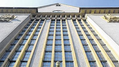 Portal: Das Relief soll Max Pollwein zeigen.