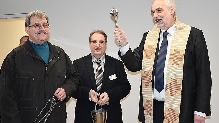 Gottes Segen darf nicht fehlen. Domkapitular Christoph Warmuth (rechts) ging durch alle Räume des neuen Gebäudes - und es sind nicht wenige - um sie zu segnen. Das Weihrauchfass blieb dabei mehr ein Symbol, denn schließlich wollte man nicht riskieren, dass im neuen Gebäude die Rauchmelder anschlagen.