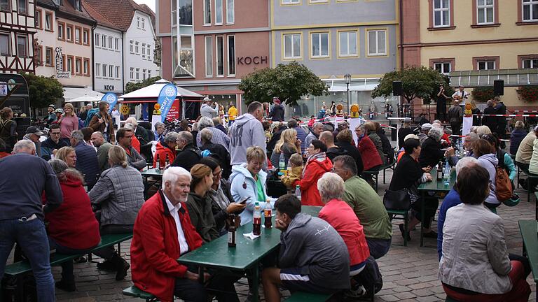 Blick auf den Karlstadter Marktplatz bei der&nbsp; Rotary-Radel-Tour.