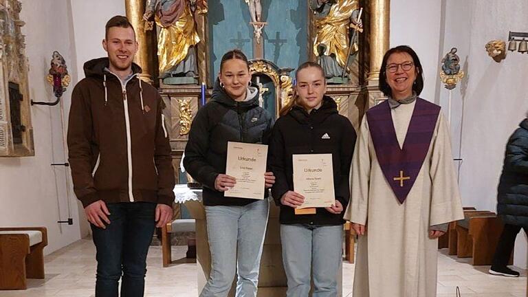 Auf dem Foto Lars Zirkelbach (Gde.Team Wegfurt), Lina Räder, Milena Stiehl und Gemeindereferentin Regina Bühner.