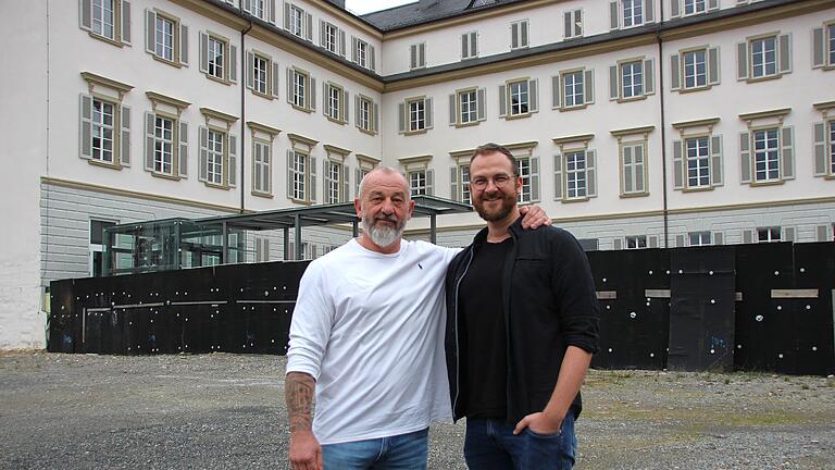 Bauunternehmer und Hotelier Robert Manhardt (links) mit Sohn Jochen plant ein Vier-Sterne-Superior Hotel auf dem ehemaligen Steigenberger Areal am Kurgarten.       -  Bauunternehmer und Hotelier Robert Manhardt (links) mit Sohn Jochen plant ein Vier-Sterne-Superior Hotel auf dem ehemaligen Steigenberger Areal am Kurgarten.