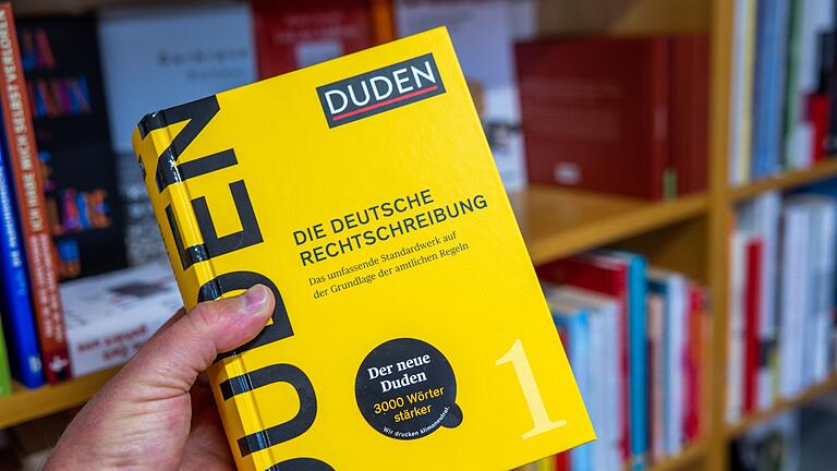 Duden - Standardwerk der Rechtschreibung       -  Der Duden ist das Standardwerk der Rechtschreibung. Zuständig für das amtliche Regelwerk der Rechtschreibung ist der Rat für deutsche Rechtschreibung. (Symbolfoto)