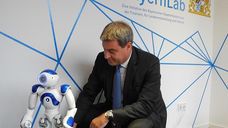 Er gehörte zum Begrüßungsteam für Minister Markus Söder bei der Eröffnung des Bayernlab in Bad Neustadt: Roboter NAO.