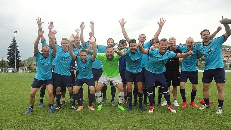 Jubel über den Turniersieg beim FSV Esselbach-Steinmark: (vorne von links) Frank Bürger, Alex Köhler, Hannes Roth, Dominik Braun, Thomas Helbling, (hinten von links) Spielertrainer Zajo Desic (verdeckt), Konstantin Boger, Mehmed Salilovic, Michael Seubert, Luca D'Adamo, Philipp Schlling, Markus Teubert und Makusut Azizi.