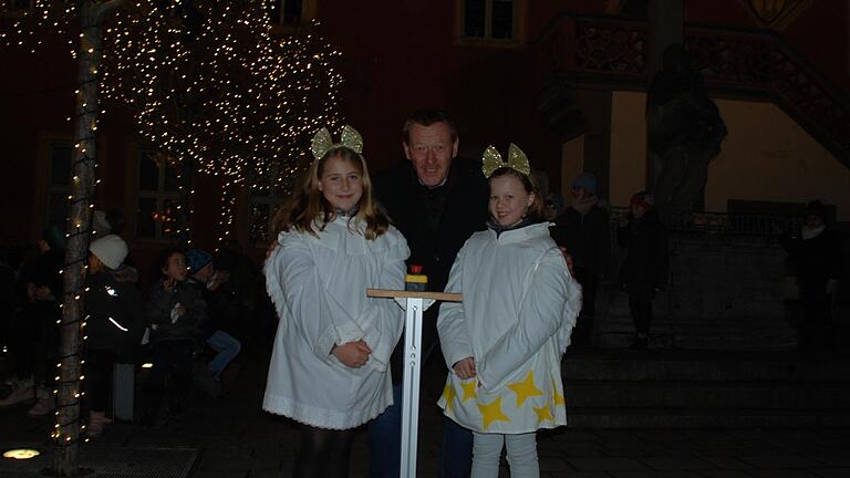 Zu dritt haben sie es geschafft, Ochsenfurt zum Leuchten zu bringen: Bürgermeister Peter Juks mit den beiden Engelchen Marleen und Mathilda. Kurz darauf erlitt Peter Juks einen Zusammenbruch.