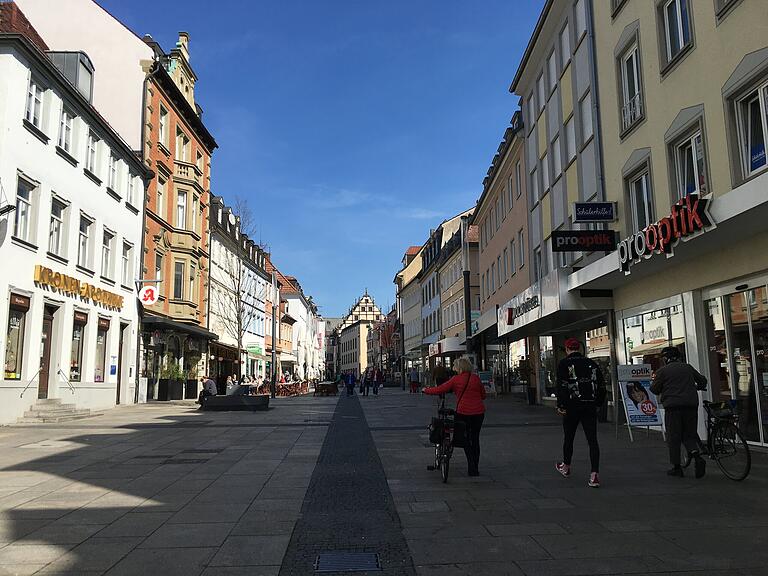 Tag 1 nach der Schließung von Geschäften und der Einschränkung von Gastronomiebetrieben: Es ist wenig los in Schweinfurt. Viele Läden sind zu; wo geöffnet ist, ist die Zahl der Kunden überschaubar.&nbsp;