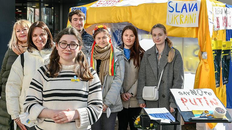 Am Infozelt am Würzburger Sternplatz: Karina Dreshpan (vorn) mit einem Team des Vereins 'Mrija'.