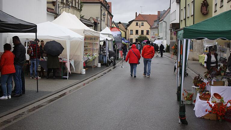 Wenig los: 2022 waren die beiden verkaufsoffenen Marktsonntage in Zellingen nicht gerade gut besucht, beim Herbstmarkt (im Bild) war das Wetter nicht gerade einladend. In diesem Jahr sollen deshalb keine stattfinden. Gehofft wird auf Ideen für neue Formate.&nbsp;