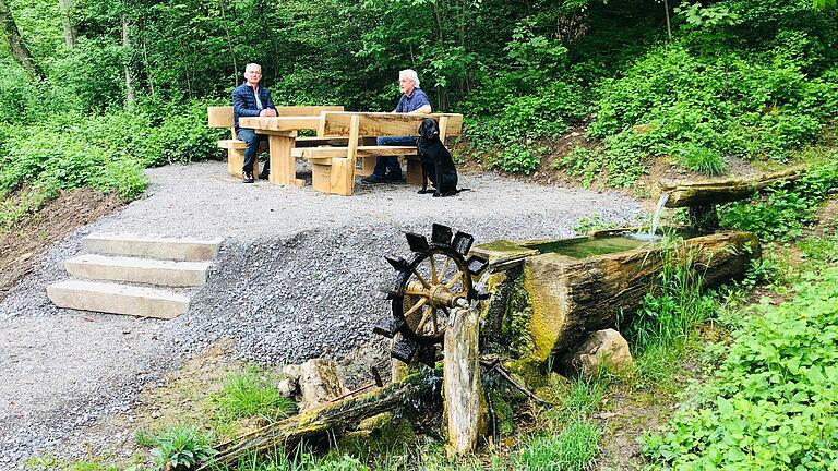 Wo schon die Alten feierten: das Bergbrünnlein. Das Wasserrad erinnert an die verschwundene Pfaffenberger Mühle.