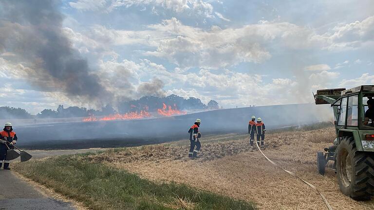 Am Samstag brannten fast zeitgleich zwei Getreidefelder in Schallfeld (Foto) und Stammheim. Mehrere Feuerwehren waren im Einsatz, um die Flammen zu löschen. Unterstützt wurden sie bei den Löscharbeiten von Landwirten.