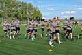 Die verbliebenen Routiniers Steffen Behr (von links), Marco Nickel, Athletik-Trainer Kilian Kuhn, Christian Köttler und Marcel Volkmuth gaben bei der Aufwärmrunde zum Trainingsauftakt des TSV Aubstadt das Tempo vor.