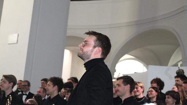 Dirigent Volker Hagemann glänzte mit Präzizion und Übersicht. Dirigent Volker Hagemann glänzte mit Präzizion und Übersicht.