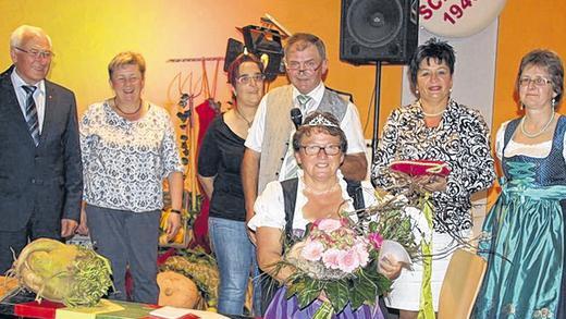 In Zucker aufgewogen: Irmgard Jung (vorne) aus Schallfeld ist die Zuckerrübenkönigin 2014. Außerdem im Bild (von links): Zuckerrübenexperte Hermann Ruß aus Brünnstadt, Ortsbäuerin Elfriede Krapf aus Stadelschwarzach, die Schallfelder Ortsbäuerin Birgit Mayer-Bedenk, der Initiator und Moderator der Veranstaltung, Erwin Fackelmann aus Schallfeld, die letztjährige Zuckerrübenkönigin Monika Horn aus Mönchstockheim und die diesjährige Zweite Doris Zehner aus Siegendorf.