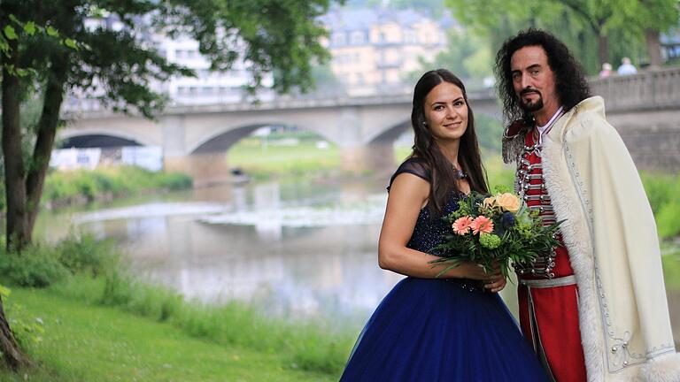 Die diesjährige Quellenkönigin Carina Wehner begleitet Fürst Ferenc Rákóczi im dunkelblauen Kleid.  Foto: Benedikt Borst       -  Die diesjährige Quellenkönigin Carina Wehner begleitet Fürst Ferenc Rákóczi im dunkelblauen Kleid.  Foto: Benedikt Borst