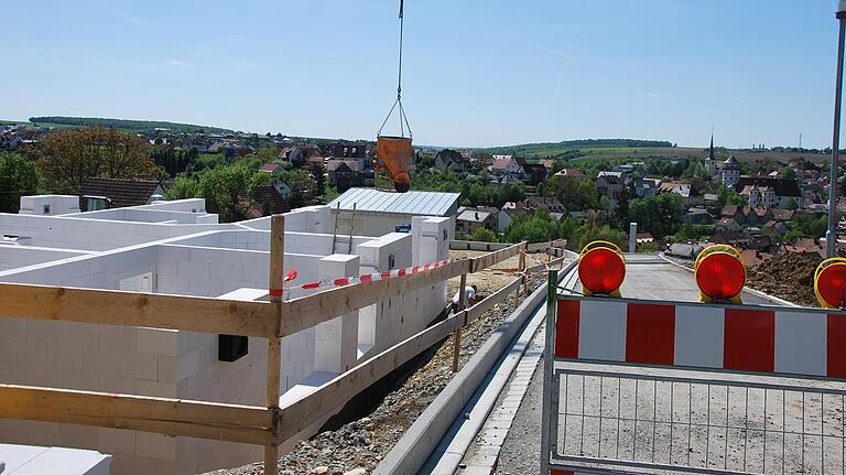 Der Lohenweinberg fällt steil ab. Einige Anwohner am Fuß des Berghangs befürchten Schäden durch das Sickerwassers im Neubaugebiet.