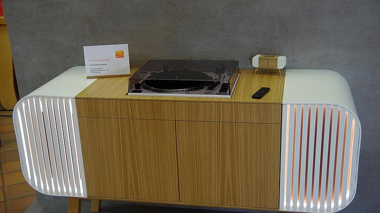 1. Platz: „Schallplattensideboard“ von Anika Flammersberger - 1. Platz: „Schallplattensideboard“ von Anika Flammersberger 1. Platz: „Schallplattensideboard“ von Anika Flammersberger - 1. Platz: „Schallplattensideboard“ von Anika Flammersberger