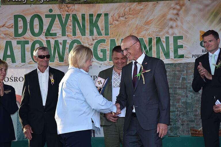 Besondere Auszeichnung: Landrat Wilhelm Schneider wurde von der ukrainischen Bürgermeisterin Miroslava Pelc mit einer Medaille geehrt aus Dankbarkeit für die Unterstützung.