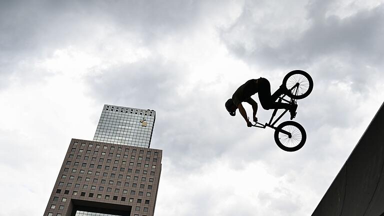 Frankfurt am Main       -  BMX-Profi Sergio Layos aus Spanien zeigt beim freien Training für den Eurobike Skyline BMX Contest auf dem Frankfurter Messegelände sein Können.